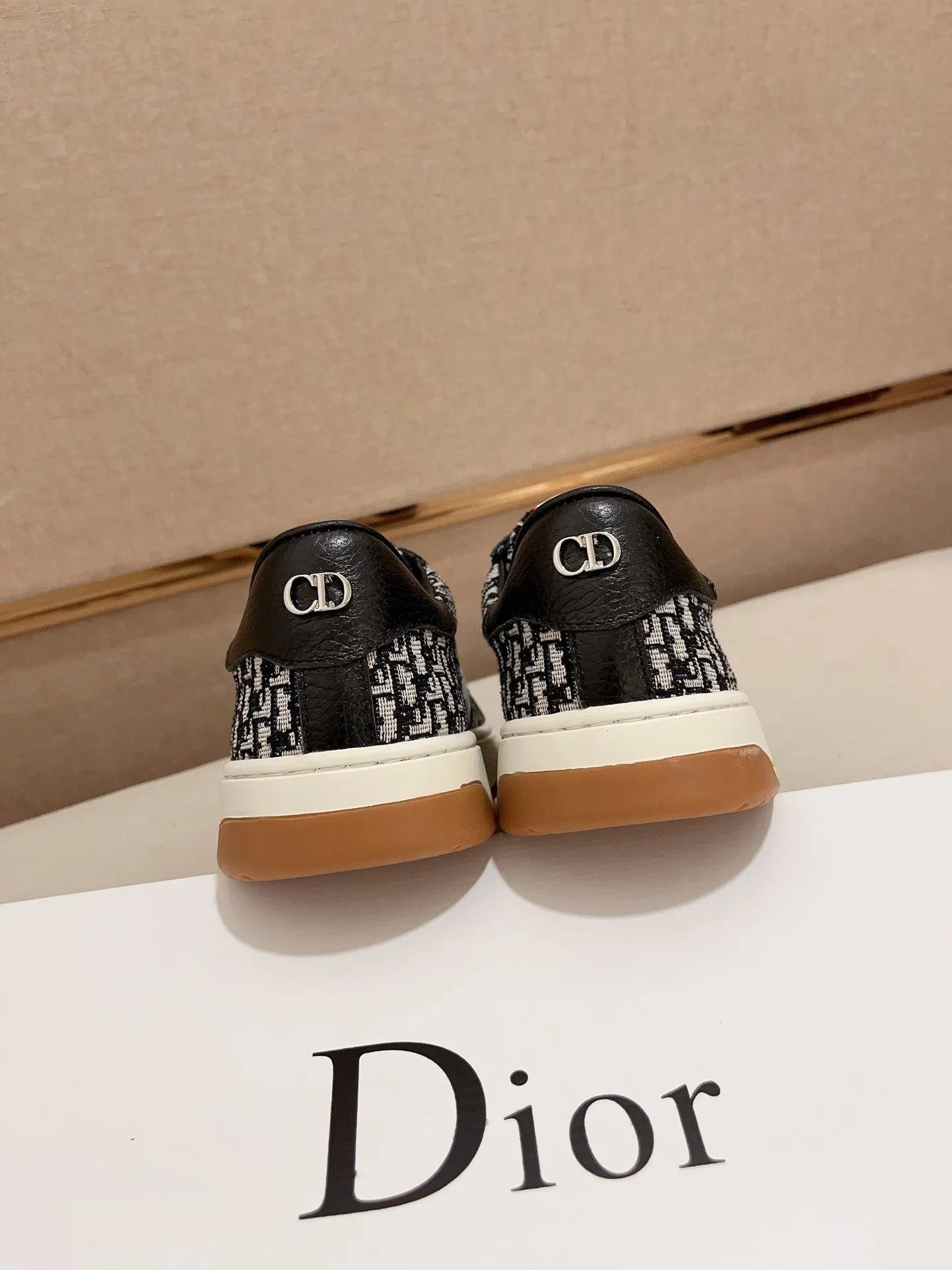 Factory price: 420💰[Dior·Dior] New casual sports style men's shoes, new spring and summer design, perfect workmanship, lace-up lazy style to create wardrobe quality, upper: imported first-layer cowhide, sheepskin lining is soft and comfortable, ultra-light TPU wear-resistant outsole, simple, versatile fashion men's shoes, excellent color code number 38--44. (Can be customized for 45 non-refundable)